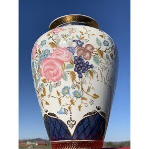 Gorgeous Chinese Famille Rose Porcelain 10.25" Vase Hand Painted Gold Gilt Video